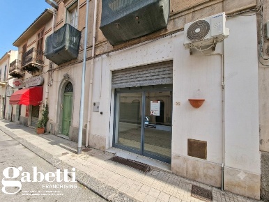 Foto Negozio in Via UMBERTO IÂ° 86, Gioiosa Marea Centro di 100 m²