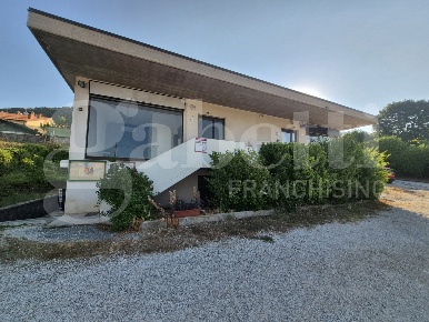 Foto Negozio in Via Tifernate 98, Gubbio Centro di 120 m² in vendita