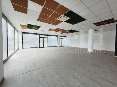 Foto Negozio a Padova Stanga - Pio X di 332 m² con 1 locali in vendita