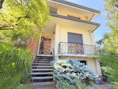 Foto Villa unifamiliare a Casorezzo di 263 m² con 6 locali in vendita
