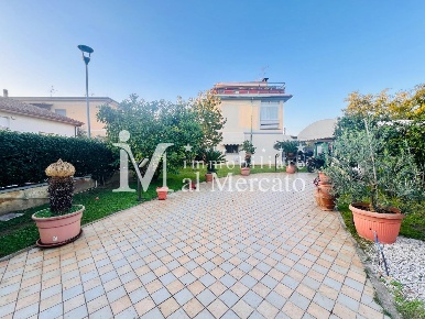 Foto Villa bifamiliare a Viareggio di 140 m² con 6 locali in vendita