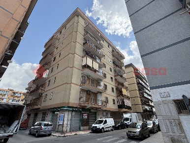 Foto Negozio in Via Venezia 37, Taranto Solito - Corvisea di 185 m²