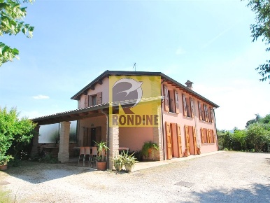 Foto Villa unifamiliare a Brisighella Centro di 242 m² con 7 locali