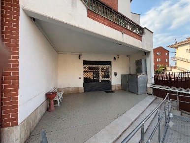Foto Locale commerciale a Fiano Romano di 83 m² in vendita