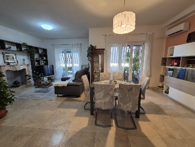 Foto Appartamento a Carrara Avenza di 138 m² con 5 locali in vendita