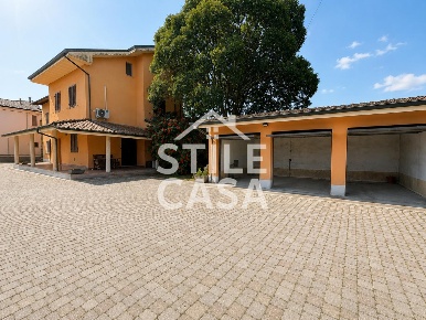 Foto Case semi ndipendenti a Altopascio Marginone di 180 m² con 8 locali