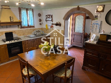 Foto Casa indipendente a Buti Centro di 154 m² con 8 locali in vendita