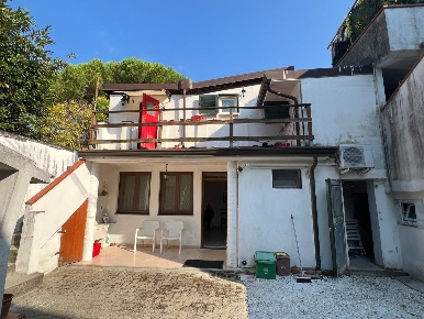 Foto Casa indipendente a Massa Centro di 132 m² con 9 locali in vendita