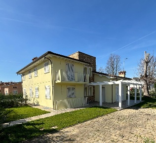 Foto Villa bifamiliare in via delle Iare, Pietrasanta di 140 m² in vendita