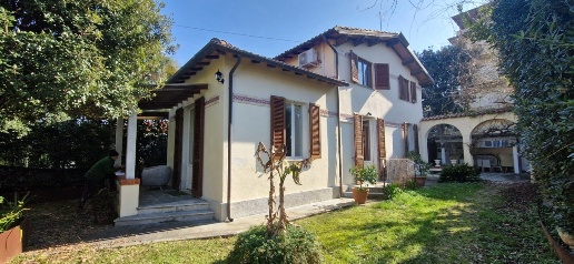 Foto Villa unifamiliare in via Don Bosco, Pietrasanta di 190 m² in vendita