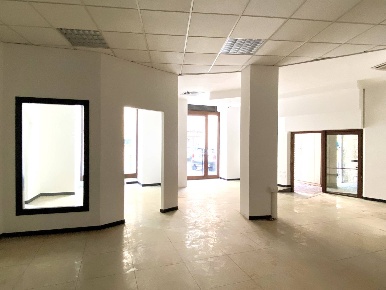 Foto Locale commerciale in VIA ENRICO CIALDINI, Fabriano Centro di 250 m²