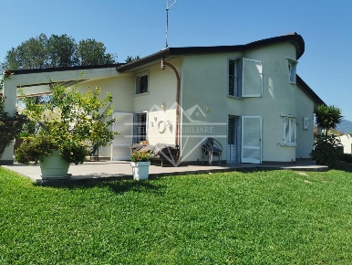 Foto Villa unifamiliare a Carrara di 200 m² con 6 locali in vendita