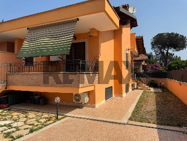 Foto Case semi ndipendenti in via anterivo 44, Roma Infernetto di 112 m²