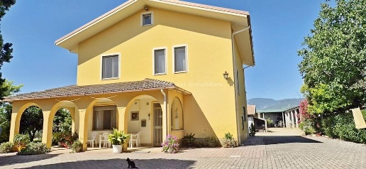 Foto Agriturismo in C.da Fiorano, Loreto Aprutino di 525 m² con 10 locali