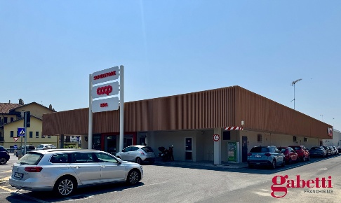 Foto Negozio in Via Senatore Giovanni Sartori 9, Bra Centro di 105 m²