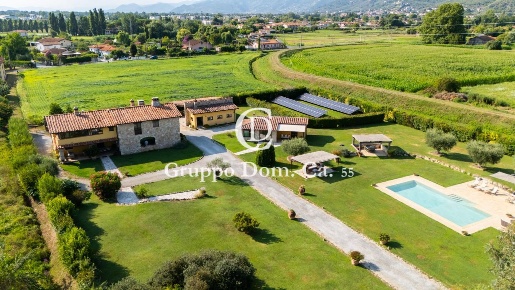 Foto Villa unifamiliare a Pietrasanta di 550 m² con 14 locali in vendita