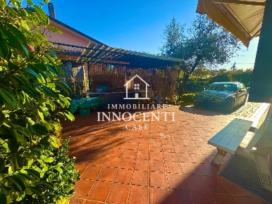 Foto Villa bifamiliare a Massa Romagnano di 126 m² con 5 locali in vendita