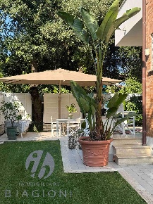 Foto Villa bifamiliare a Pietrasanta di 120 m² con 8 locali in vendita