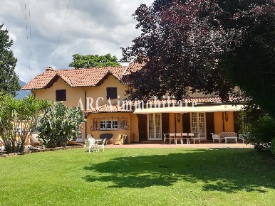 Foto Villa unifamiliare a Massarosa Piano di Mommio di 300 m² con 18 locali