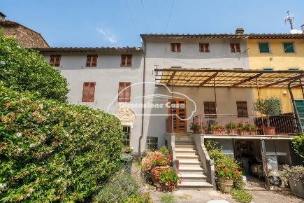 Foto Casa indipendente a Capannori Massa Macinaia - San Leonardo di 300 m²