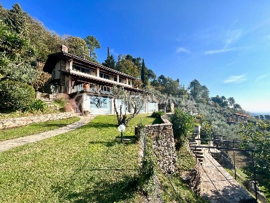 Foto Casale a Pietrasanta di 330 m² con 4 locali in vendita