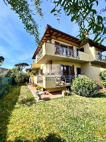 Foto Villa bifamiliare a Pietrasanta di 110 m² con 6 locali in vendita