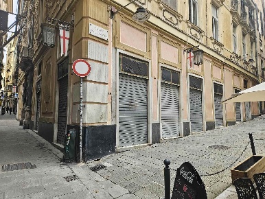 Foto Negozio in Via Luccoli, Genova Maddalena di 354 m² con 3 locali