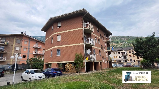Foto Appartamento in Via Artanavaz, Aosta Centro di 84 m² con 3 locali