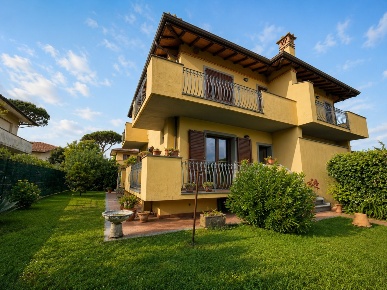 Foto Villa bifamiliare in Via Parini 7, Pietrasanta di 160 m² con 7 locali