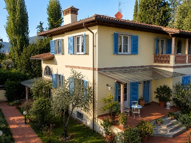 Foto Villa unifamiliare in Via dei salesiani 38, Pietrasanta di 370 m²