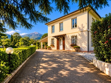 Foto Villa unifamiliare in Via Scarpello 5, Camaiore di 220 m² in vendita