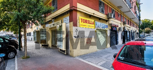 Foto Locale commerciale in Viale privato delle nebulose 6, Napoli di 55 m²