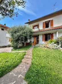 Foto Villa unifamiliare in Via martinelli 42, Senago di 176 m² con 4 locali