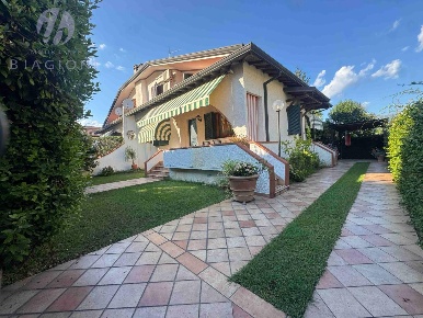 Foto Villa bifamiliare a Camaiore Lido di Camaiore di 180 m² con 11 locali