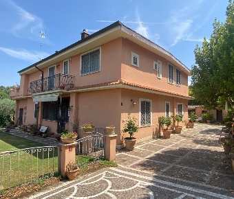 Foto Villa unifamiliare in Via delle Cerqueta 10, Castel Madama di 365 m²