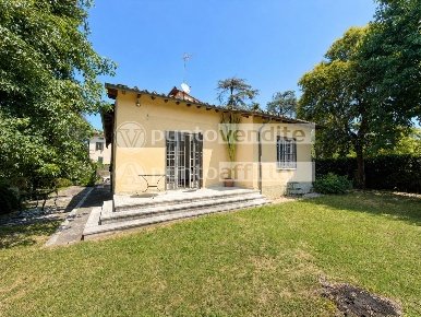 Foto Villa unifamiliare a Lucca San Concordio di 320 m² con 10 locali