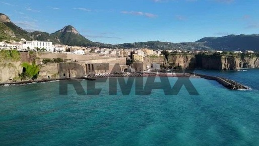 Foto Appartamento in via Cristoforo Colombo snc, Meta di 100 m² in vendita