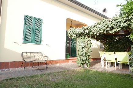 Foto Villa singola a Carrara di 110 m² con 5 locali in vendita