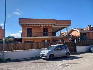 Foto Appartamento in Via Elio Vittorini, Tivoli di 125 m² con 3 locali