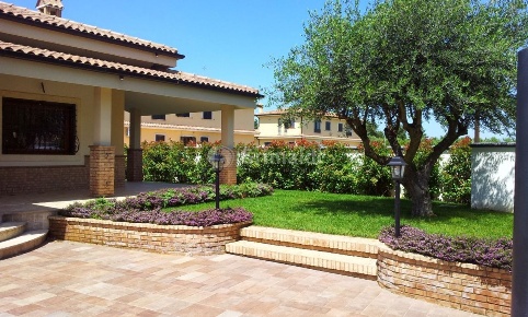 Foto Villa bifamiliare in Via Aurora 22, Anzio di 100 m² con 4 locali