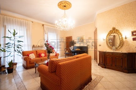 Foto Appartamento in Via G. D. Falconi 33, Altamura di 133 m² con 5 locali
