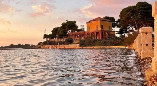 Foto Villa unifamiliare a Marsala di 10000 m² con 30 locali in vendita