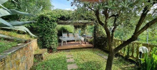 Foto Villa singola in Via San Francesco 1, Carrara di 120 m² con 6 locali