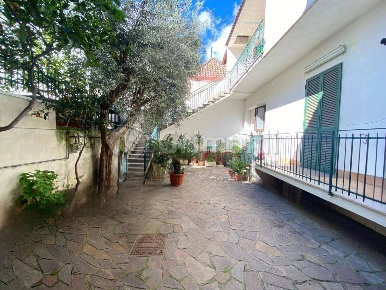 Foto Villa bifamiliare a Giugliano in Campania Giardini - Oasi Sacro Cuore