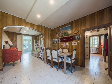 Foto Villa unifamiliare in Via delle Scuole 38, Lucca di 225 m² in vendita