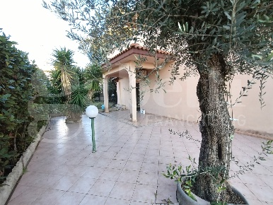 Foto Villa bifamiliare in Via Calliope 2, Anzio di 105 m² con 4 locali