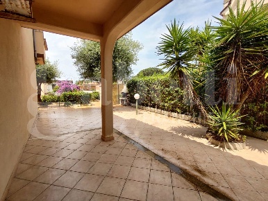 Foto Villa bifamiliare in Via Calliope 2, Anzio di 105 m² con 4 locali