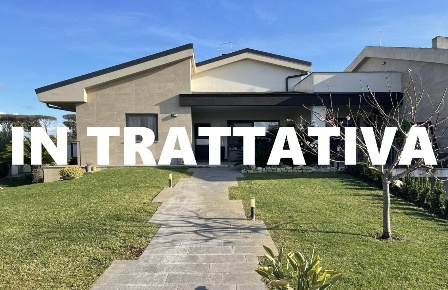 Foto Villa unifamiliare in Via Giulio Bertoni, Roma Infernetto di 280 m²