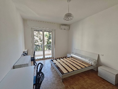 Foto Appartamento in Via Andrea Maffei, Milano Montenero di 84 m²