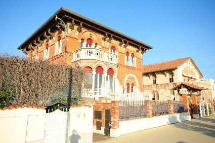 Foto Villa unifamiliare in Viale Amerigo Vespucci, Massa di 550 m²